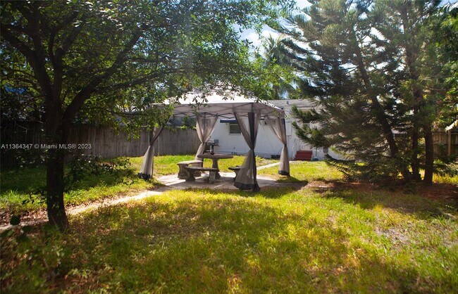 Building Photo - 1821 Harding St