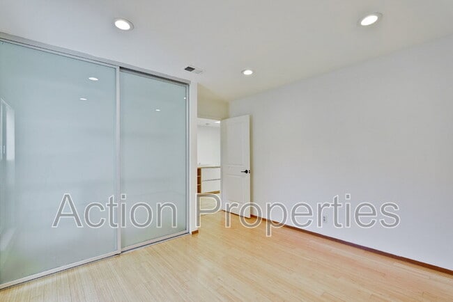 Building Photo - 209 Ortega Ave