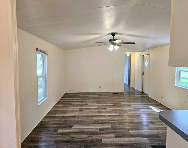 Building Photo - Charming 2 Bed, 2 Bath Mobile Home in a Qu...