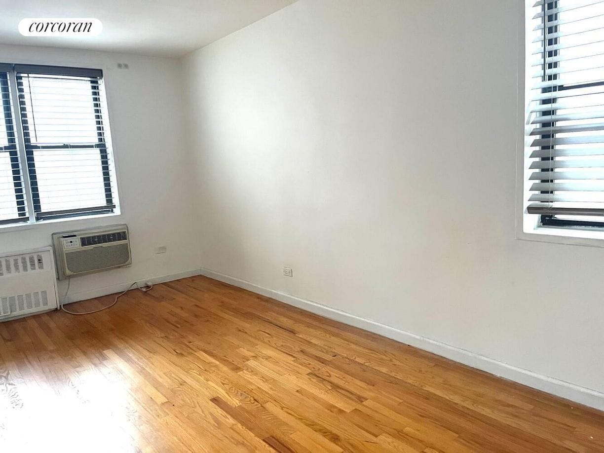 Building Photo - 200 E 28th St