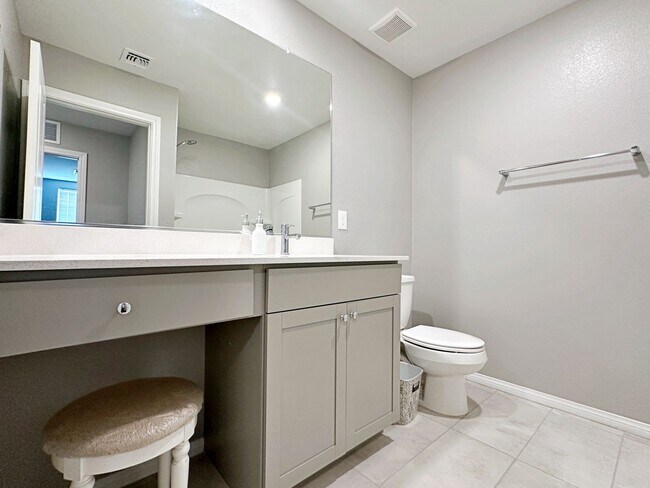 Building Photo - 4 BEDROOM + LOFT HOME IN GATED COMMUNITY