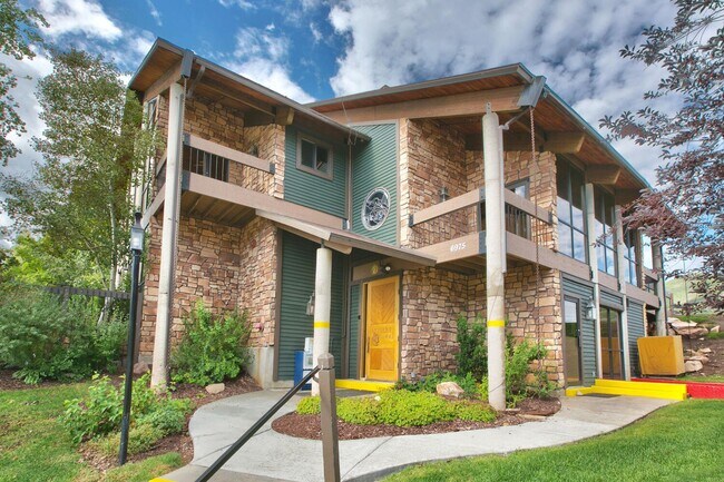 Building Photo - Top Floor Condo Near Bus Line