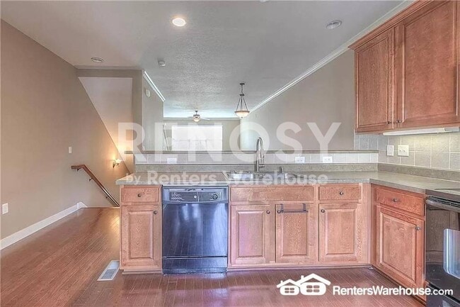 Building Photo - 3 Bedroom / 3.5 Bath Townhouse Near KU MED -  Available in August