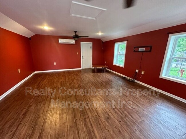 Building Photo - 519 Dick St