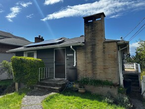 Building Photo - 2bd/1ba Seattle Home