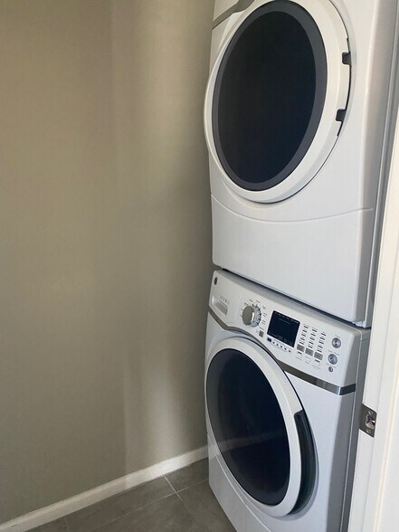 Building Photo - 3623 E Bellevue St