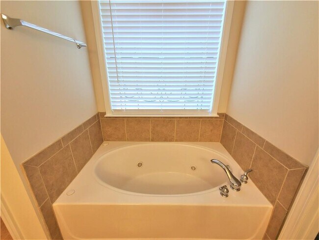 Building Photo - 545 Friars Head Dr NE