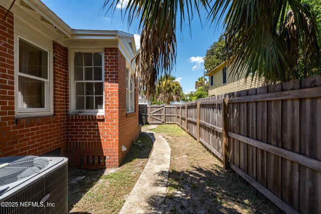 Building Photo - 1519 Belmonte Ave