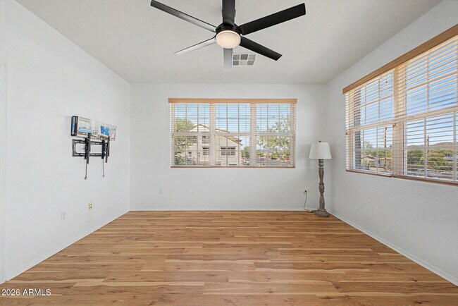 Building Photo - 2233 E Huntington Dr