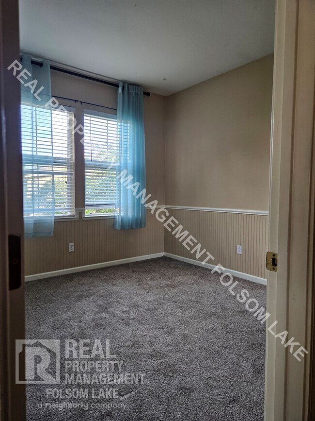Building Photo - Lincoln Crossing Gated Community 3-Bedroom...