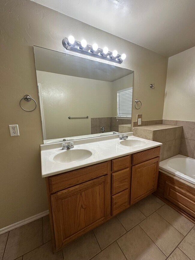 Building Photo - 4516 SE 79th St
