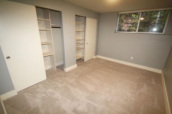 Building Photo - SEATTLE 2 BED, 1 BATH CONDO FOR RENT AVAIL...