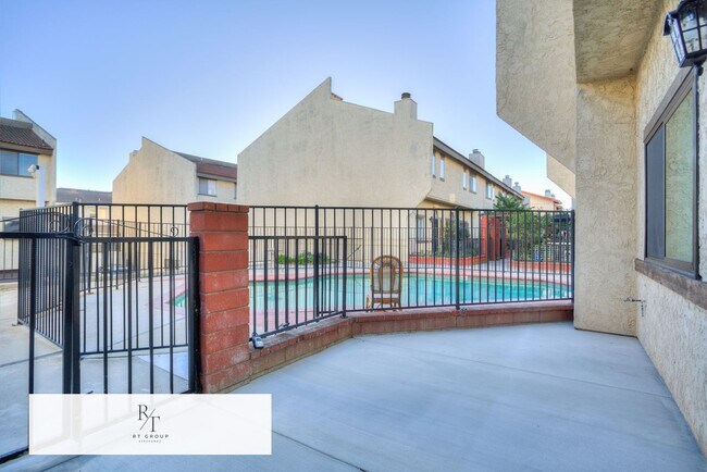 Building Photo - Fully Remodeled | Spacious & Bright Townhome