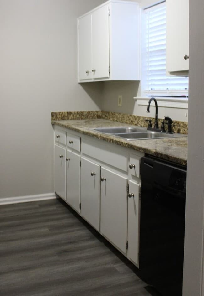 Building Photo - 2440 Ellen Ln