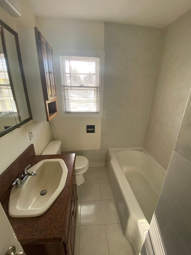 Building Photo - North Reno - 3 Bed 1.5 Bath - New Carpet & Paint