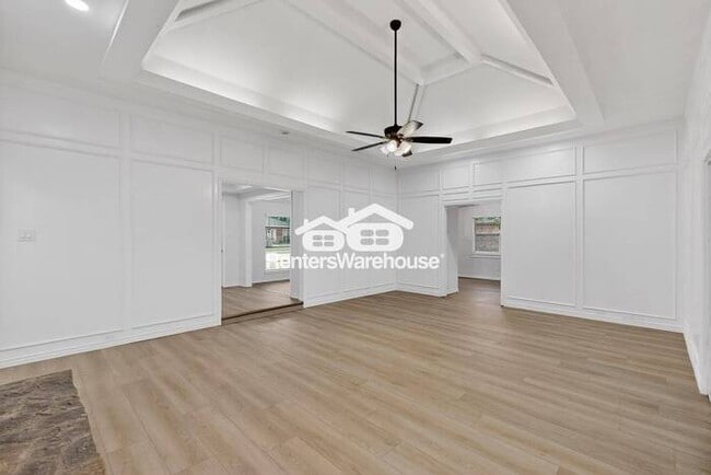 Building Photo - MOVE IN READY COMPLETELY UPDATED - 3BED/2B...