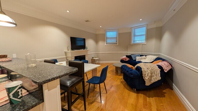 Building Photo - Beautifully Designed Luxury 2-Bed/2-Bath in the South End