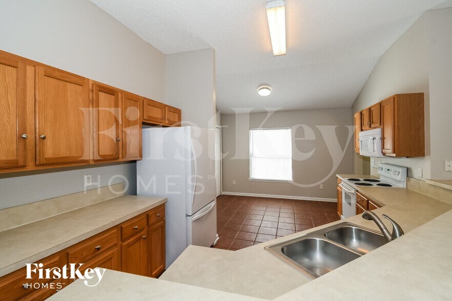 Building Photo - 729 MacKenzie Cir
