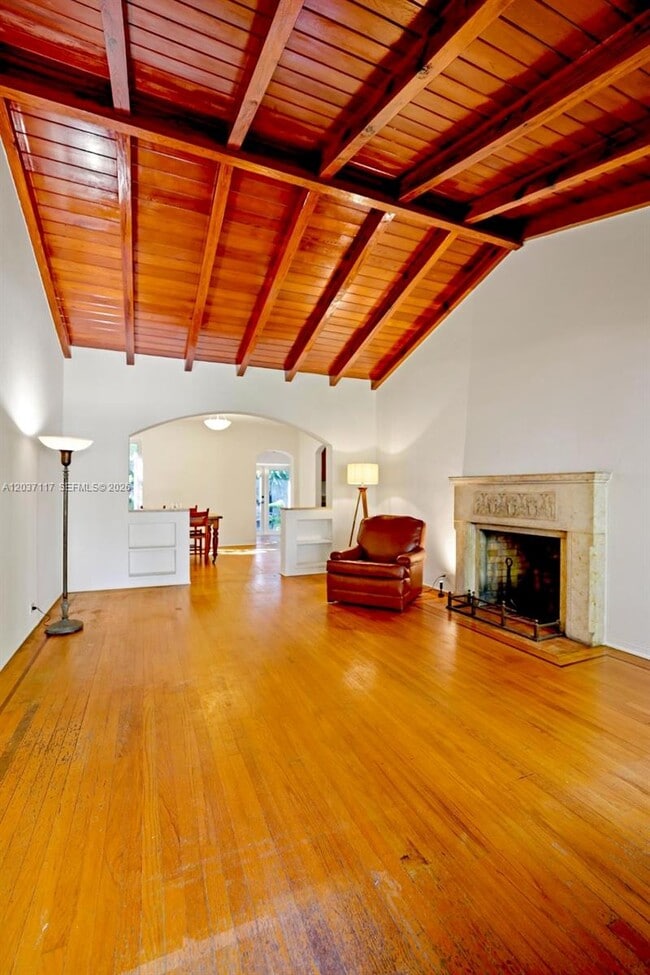 Building Photo - 720 NE 75th St