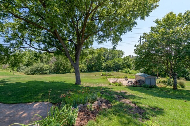 Building Photo - Must see home in mendota heights, huge lot...