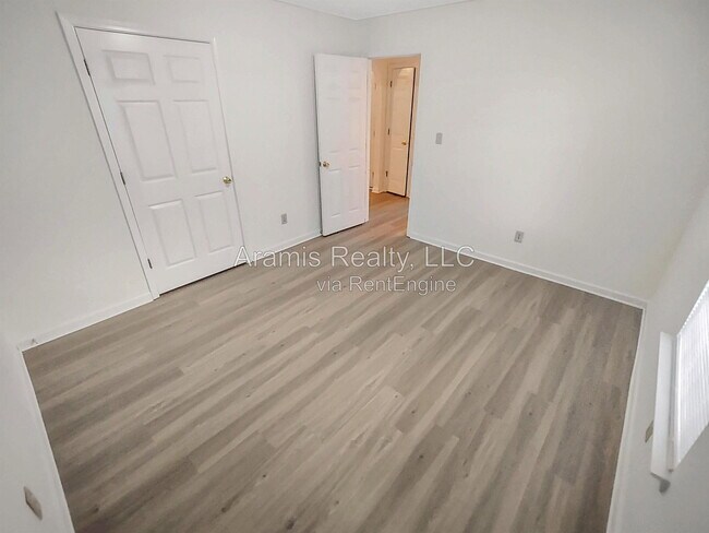 Building Photo - 6843 Saganaw Dr