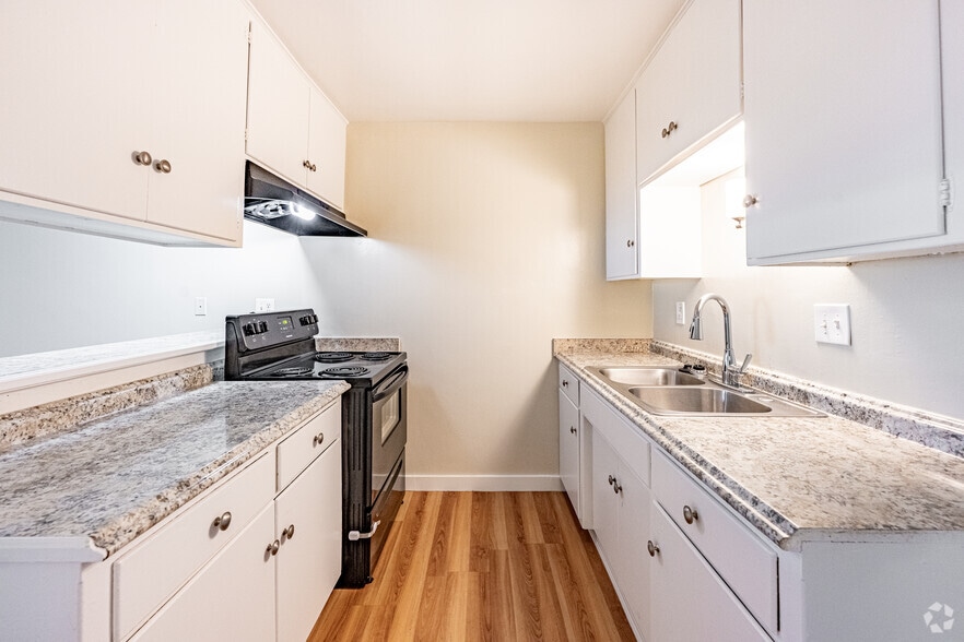 2BR, 1BA - 953SF - Kitchen - Villa Santa Fe