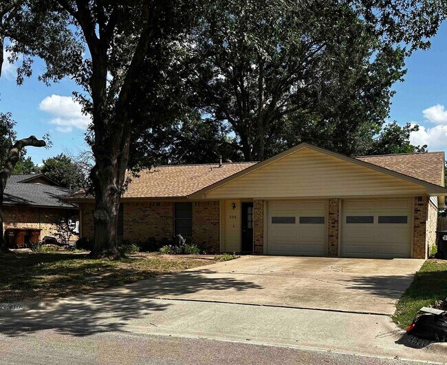 Primary Photo - 3 bedroom / 2 bath / 2 car garage - Covere...