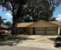 Building Photo - 3 bedroom / 2 bath / 2 car garage - Covere...