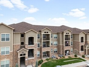 Building Photo - 2BR Condo w/ Fireplace, In-Unit Laundry & A/C in Parker