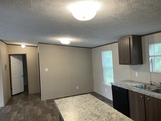 Building Photo - 326 Oak Leaf Cir