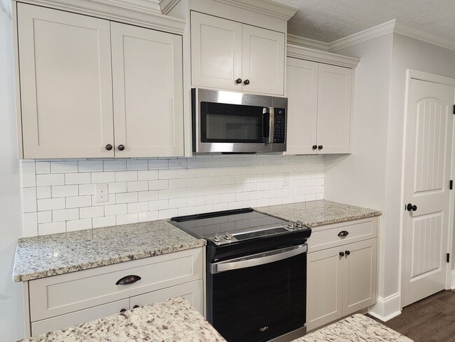 Building Photo - 4 Bedroom Ranch in Willow Oak Village