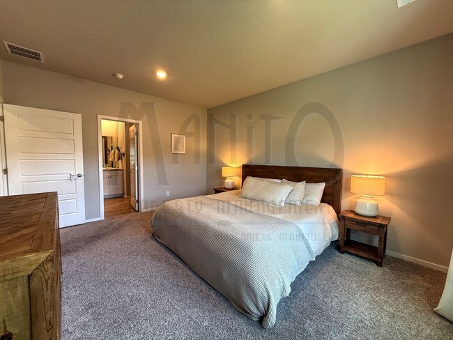 Building Photo - Stunning Windhaven Home