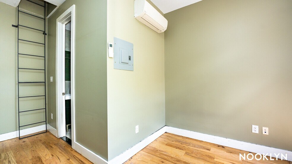 Building Photo - 18-15 Putnam Ave