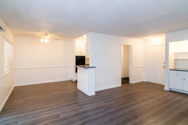 Building Photo - 8601 Balboa Blvd