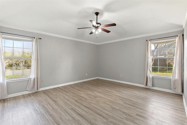 Building Photo - 124 Poplar Dr