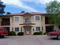 Building Photo - 2 bed / 1 bath in 4 Plex