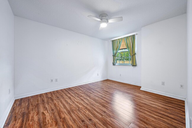 Building Photo - 610 Clematis St
