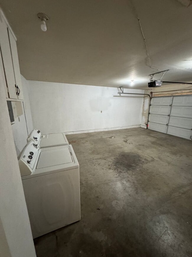 Building Photo - 4056
