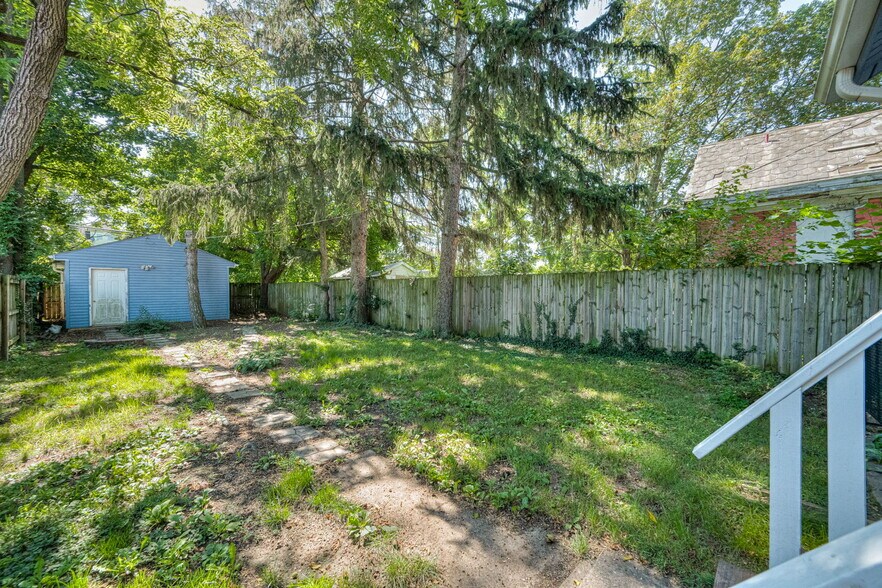 Building Photo - 906 S Champion Ave