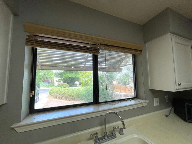 Building Photo - Nob Hill! 2bd/1ba/1CG Gorgeous!