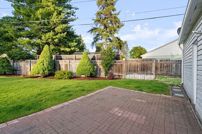 Building Photo - Spacious Five Bedroom Shadle Park Rancher