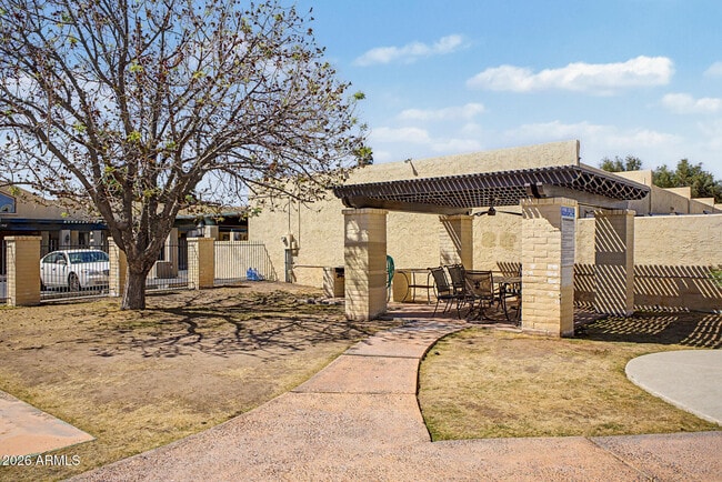Building Photo - 2225 E Catalina Dr