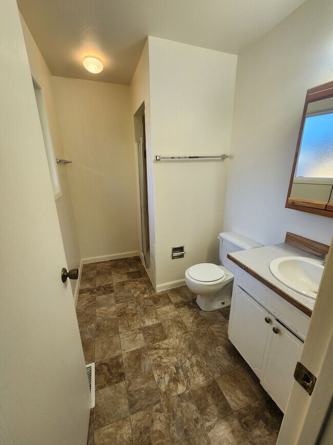 Building Photo - SINGLE FAMILY HOME ON HILLCREST (APP#72)