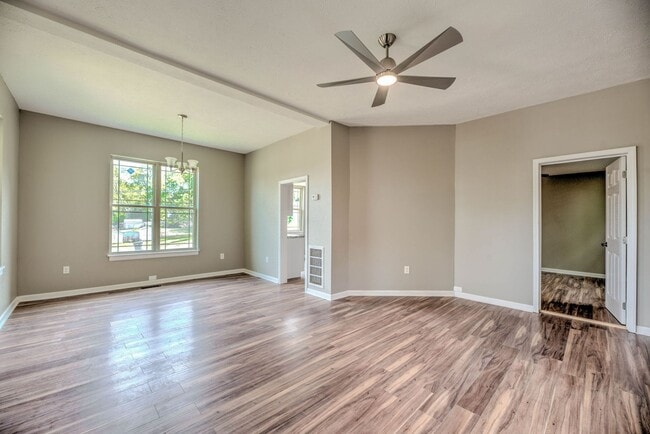 Building Photo - Knoxville 37914 - CHARMING 2 BEDROOM 1 BATH HOME WITH BONUS LOT! Contact Lisa Vineyard & Shannon ...