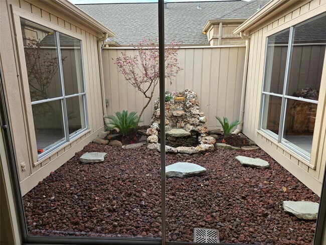 Building Photo - 406 Fox Briar Ln