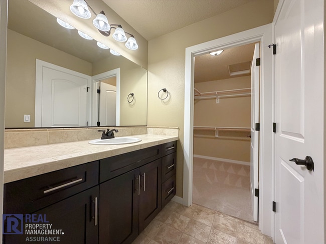 Building Photo - MOVE-IN SPECIAL - Spacious 2BR Townhome with Garage Parking in Prime Beaverton Location!