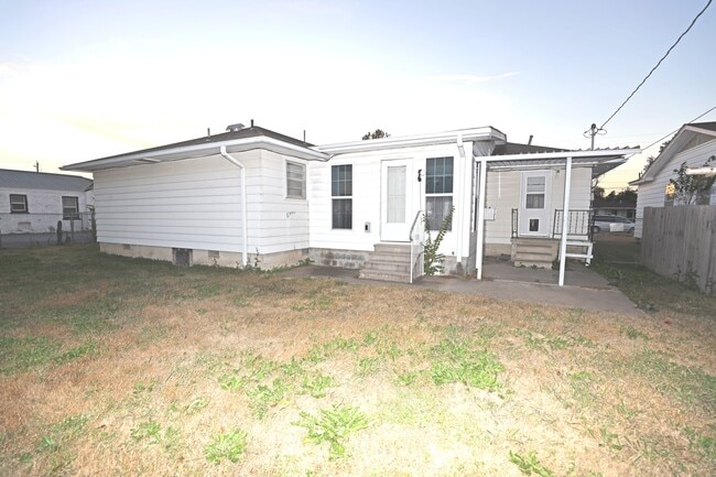 Building Photo - 1106 S Strong Blvd