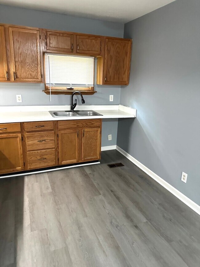 Building Photo - 257-259 W Elm St.