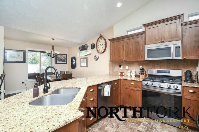Building Photo - Superb Star Home With Move-in Credit opportunity - HOME IS NOT FURNISHED