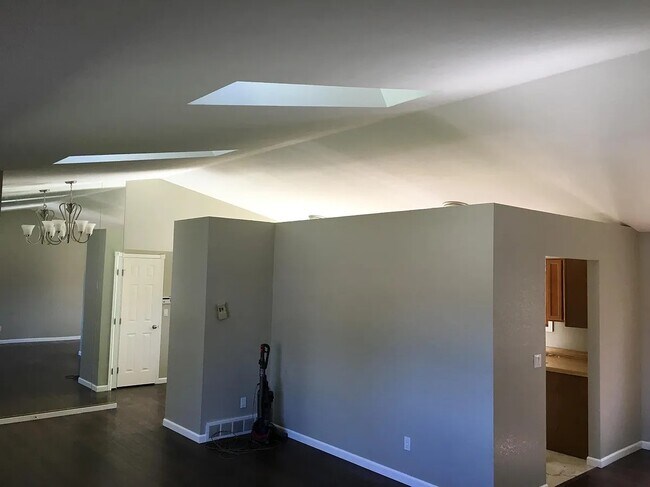 Building Photo - 862 Charter Oak Ct